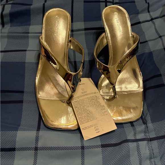 NWT The Drop Chic Silver Dakota Thong Sandal with Sculpted Heel  size 11 - Picture 8 of 11